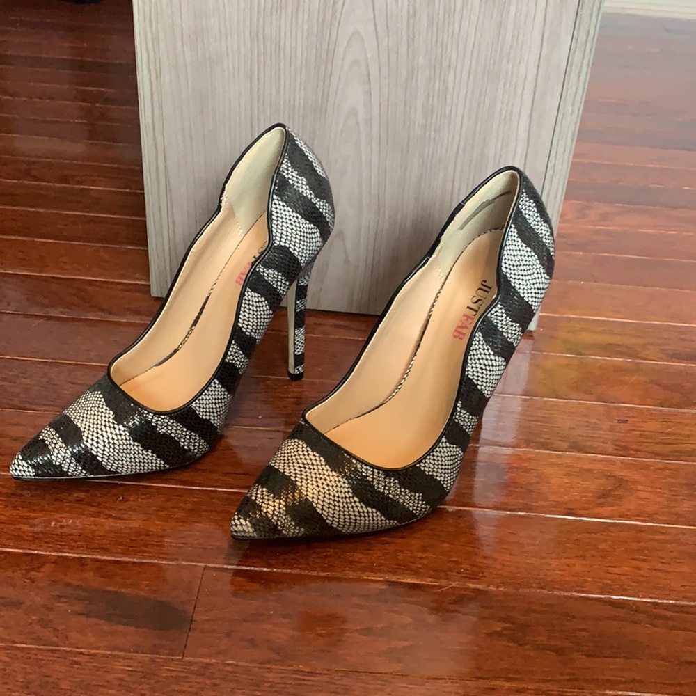 Black & White Pointed-Toe Stiletto Pumps - Picture 2 of 4